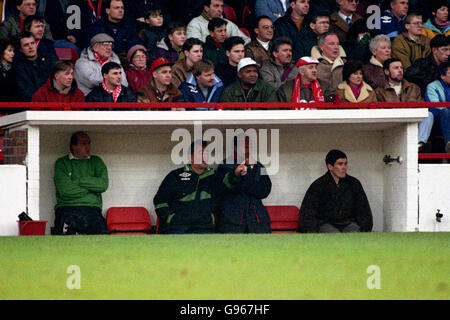 Football - FA Cup - quatrième tour - Nottingham Forest / Hereford United.Brian Clough, directeur de la forêt de Nottingham, a fait un point dans le dug-out avec Liam O' Kane (l), Archie Gemmill (deuxième droite) et Nigel Clough (r) Banque D'Images