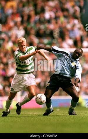 johan Mjallby du celtic de l-r combat avec Jimmy Floyd de Leeds United Hasselbaink Banque D'Images