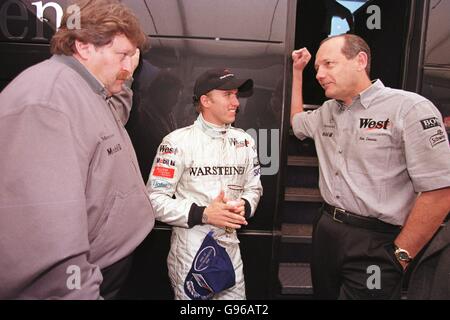 Course automobile Formula One - Grand Prix d'Autriche - qualification.Le patron de Mercedes Norbert Haug (L) et le patron de McLaren Ron Dennis (R) discuteront avec Nick Heidfeld (C), le vainqueur de la course F3000 Banque D'Images