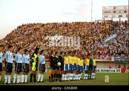 Football - Copa America 99 - quart de finale - Brésil contre Argentine.Les deux équipes s'alignent pour les hymnes nationaux Banque D'Images