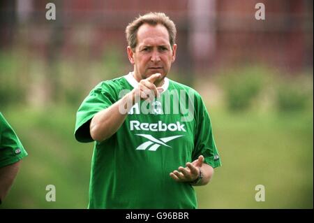 Soccer - FA Carling Premiership - Liverpool Training. Gerard Houllier, directeur de Liverpool, organise la formation Banque D'Images