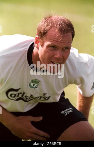 Soccer - FA Carling Premiership - Liverpool Training. Le gardien de but de Liverpool Brad Friedel étire ses jambes Banque D'Images