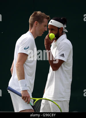 Jonathan Marray (à gauche) en action dans le double masculin avec Adil Shamasdin partenaire sur le quatrième jour du tournoi de Wimbledon à l'All England Lawn Tennis et croquet Club, Wimbledon. Banque D'Images