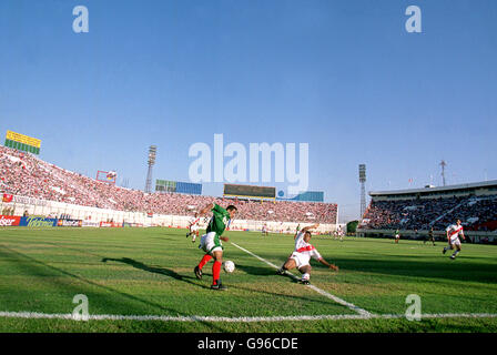 Football - Copa America 99 - quart de finale - Pérou / Mexique.Miguel Angel Zepeda du Mexique (à gauche) prend José Soto du Pérou (à droite) dans le stade Defensores Del Chaco à Asunción, au Paraguay Banque D'Images