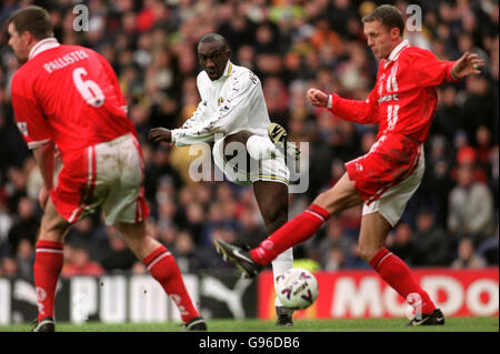 Jimmy Floyd Hasselbaink, de Leeds United, tourne en tant que Gary Pallister (à gauche) de Middlesbrough Steve Vickers se rapproche Banque D'Images