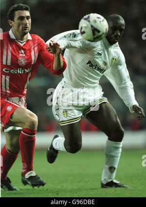 Soccer - FA Carling Premiership - Leeds United contre Middlesbrough.Jimmy Floyd Hasselbaink de Leeds United et Gianluca Festa de Middlesbrough Banque D'Images