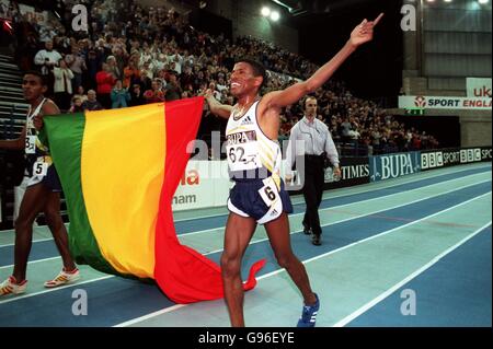 Athlétisme - Grand Prix intérieur BUPA - Birmingham.Haile Gebrselassie, d'Éthiopie, célèbre avec un drapeau éthiopien après avoir battu le record mondial en salle de 5000m Banque D'Images