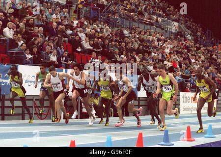 Athlétisme - Grand Prix intérieur BUPA - Birmingham.Le début du 2000m pour hommes Banque D'Images