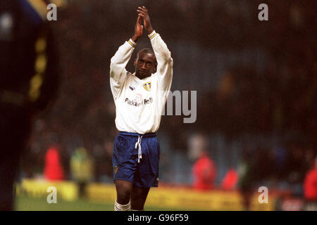 Football - FA Carling Premiership - Aston Villa / Leeds United.Jimmy Hasselbaink, de Leeds United, applaudit les fans après que ses deux buts ont gagné le match de son côté Banque D'Images