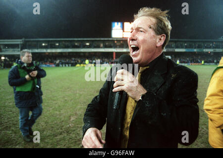 Football - Worthington Cup - demi finale deuxième jambe - Leicester City / Sunderland.Alan Birchenall, annonceur de Leicester City, se termine par les fans Banque D'Images