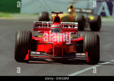 Eddie Irvine dirige Heinz Harald Frentzen au Grand australien Prix Banque D'Images