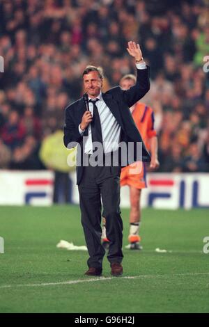 Football - Johan Cruyff témoignage - Johan Cruyff Dream Team v Barcelone.Johan Cruyff se honde à la foule dans le stade Nou Camp Banque D'Images