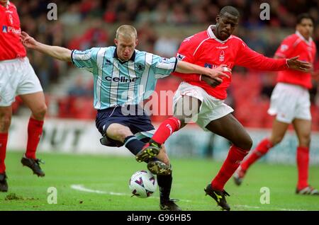 Soccer - FA Carling Premiership - Nottingham Forest v Middlesbrough. l-r; Robbie Mustoe, Middlesbrough batailles pour le ballon avec Chris-Bart Williams, Nottingham Forest Banque D'Images