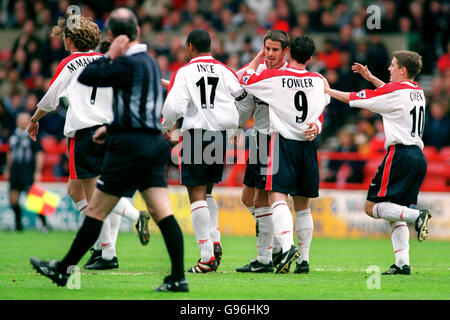 Football - FA Carling Premiership - Nottingham Forest / Liverpool.De gauche à droite; Jamie Redknapp, Liverpool, est félicité pour avoir obtenu la note de Robbie Fowler et Michael Owen Banque D'Images