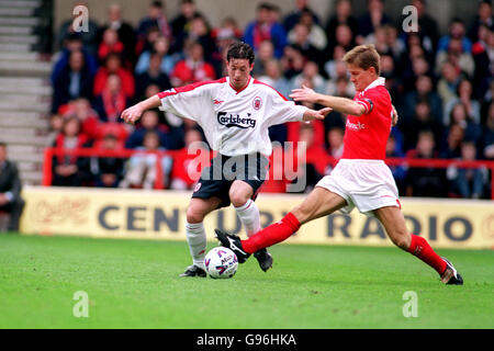 Football - FA Carling Premiership - Nottingham Forest / Liverpool.De gauche à droite; Robbie Fowler, Liverpool est défié par Richard Gough, Nottingham Forest Banque D'Images