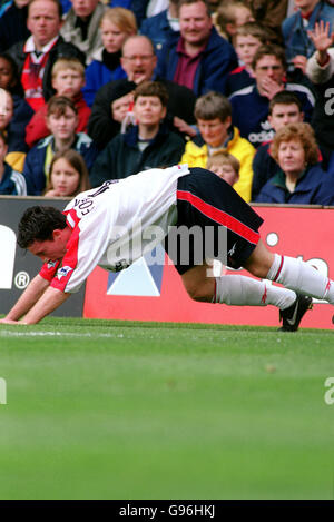 Football - FA Carling Premiership - Nottingham Forest / Liverpool.Robbie Fowler, Liverpool avec son nez à la ligne de contact après une occasion manquée Banque D'Images