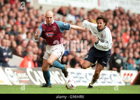 Mark Draper (à gauche) de la Villa Aston prend la Mauricio de Tottenham Hotspur Taricco (droite) Banque D'Images