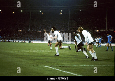 Tottenham Hotspur Steve Archibald (à droite) et Garth Crooks (au centre) chassent Ricardo Villa (à gauche) alors qu'il célèbre son but gagnant Banque D'Images