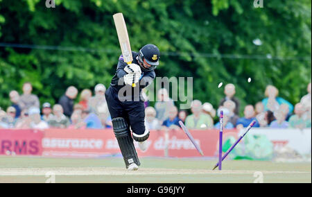 Matt Machan de Sussex Sharks est propre joué par Matt Taylor de la Loire pendant la NatWest T20 Blast match entre la promenade Sussex et Gloucestershire requins au château d'Arundel la masse. Le 26 juin 2016. Simon Dack / Images téléobjectif Banque D'Images