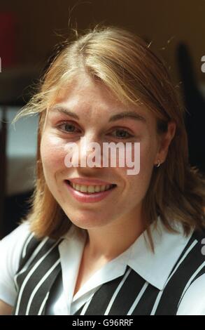 Athlétisme-Keri Maddox-.Keri Maddox, 100m hurdler travaillant au restaurant Julian, Eccleshall hors des heures de formation Banque D'Images