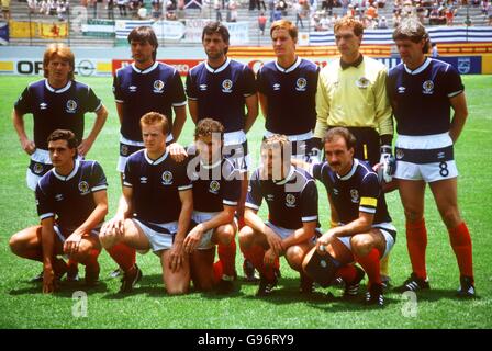 Groupe d'équipe d'Écosse : (au dernier rang, l-r) Gordon Strachan, Graeme Sharp, David Narey, Richard Gough, Jim Leighton, Roy Aitken (première rangée, l-r) Paul McStay, Steve Nicol, Arthur Albiston, Paul Sturrock, Willie Miller Banque D'Images