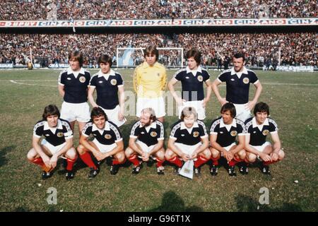 Groupe d'équipe Ecosse: (Back row, l-r) Kenny dalglish, Willie Johnston, Alan Rough, Willie Donachie, Danny McGrain; (front row, l-r) Martin Buchan, Lou Macari, Archie Gemmill, Asa Hartford, Don Masson, Tom Forsyth Banque D'Images