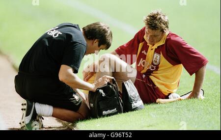 Lee Sharpe, de Bradford City, est traité avant de quitter le match dans les 10 premières minutes Banque D'Images