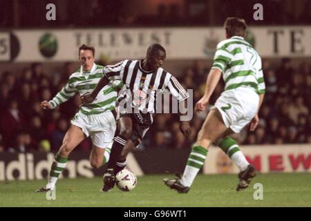 Football - témoignage de Peter Beardsley - Peter Beardsley Select XI v Celtic.Andy Cole de retour dans le noir et blanc de Newcastle prend le Celtic à Peter Beardsleys témoignage ce soir (Weds) v Select XI's et Celtic's. Banque D'Images