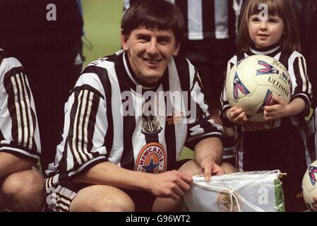 Football - témoignage de Peter Beardsley - Peter Beardsley Select XI v Celtic. Peter Beardsley avec sa fille Stacey Banque D'Images