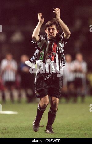 Football - témoignage de Peter Beardsley - Peter Beardsley Select XI v Celtic. Peter Beardsley applaudit les fans de St James's Park Banque D'Images