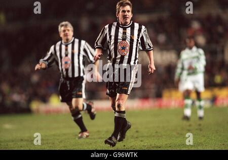 Kenny Dalglish (à droite), jouant pour le Peter Beardsley Select XI, avec le coéquipier Kevin Keegan (à gauche) en soutien Banque D'Images