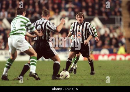 Alan Shearer (au centre), jouant pour le Peter Beardsley Select XI, maintient le ballon vers le haut tandis que son coéquipier Kenny Dalglish (à droite) se déplace vers le haut dans le soutien Banque D'Images