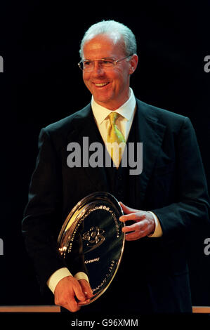 Franz Beckenbauer raconte la salle FIFA de l'équipe nationale Champioins Prix pour son pays Allemagne pendant le joueur mondial de la FIFA Des Prix de l'année à Barcelone Banque D'Images