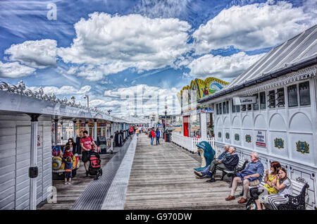 Semaine bien remplie sur la jetée de Brighton sur une journée d'été Banque D'Images