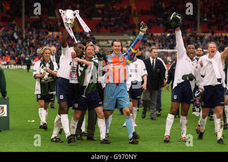 (Gauche-droite) Allan Nielsen, sol Campbell, Steffen Freund, Ian Walker, les Ferdinand et Steffen Iversen de Tottenham Hotspur célèbrent avec la coupe Worthington Banque D'Images