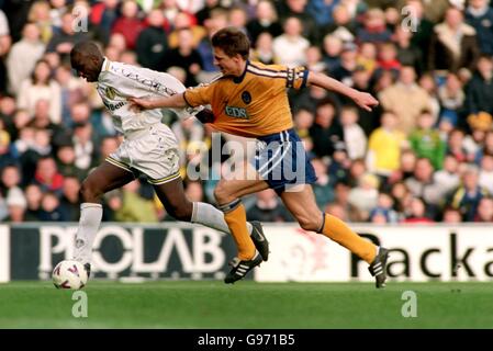 Football - FA Carling Premiership - Leeds United / Derby County.De gauche à droite, Jimmy Floyd Hasselbaink, de Leeds United, est défié par Jacob Laursen, du comté de Derby Banque D'Images