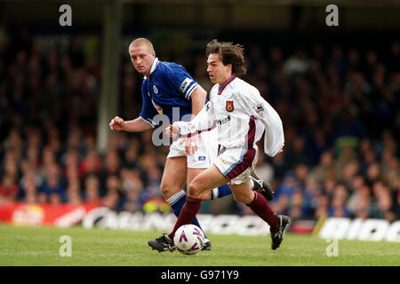 Soccer - FA Carling Premiership - Leicester City v West Ham United.Matt Elliott de Leicester City (à gauche) ombres Eyal Berkovic de West Ham United (à droite) Banque D'Images