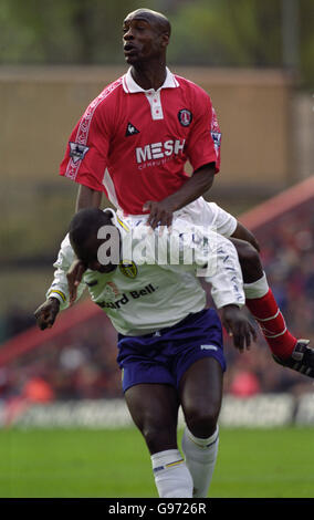 Soccer - FA Carling Premiership - Charlton Athletic / Leeds United.Richard Rufus, de Charlton Athletic, roule sur Jimmy Floyd Hasselbaink, de Leeds United Banque D'Images