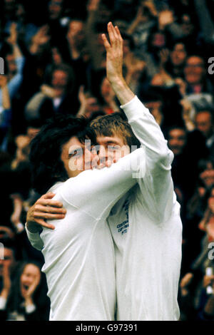 Peter Lorimer (à gauche) et Allan Clarke (à droite) de Leeds United célèbrent l'objectif gagnant Banque D'Images