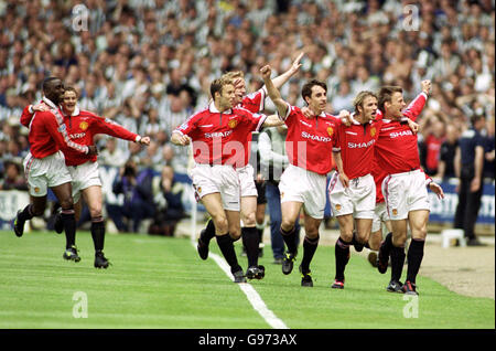 Teddy Sheringham (r) de Manchester United célèbre le but d'ouverture avec ses coéquipiers (r-l) David Beckham, Gary Neville, David May, Ronny Johnsen, Ole Gunnar Solskjaer et Andy Cole Banque D'Images