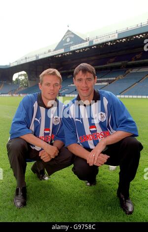 Soccer - FA Premiership Carling - Sheffield Wednesday Signer Simon Donnelly et Phil O'Donnell Banque D'Images