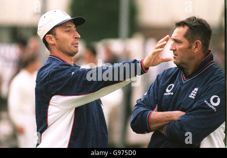 Le nouveau capitaine Nasser Hussain en Angleterre avec l'entraîneur de gardien Graham Gooch Pendant la pratique nette à Edgbaston Banque D'Images