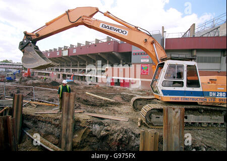 Soccer - FA Carling Premiership - développement d'Old Trafford.Les bulldozers se déplacent à Old Trafford, alors que le réaménagement de l'East Stand commence Banque D'Images