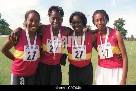 L'équipe d'Essex qui a remporté l'or lors de la finale de relais 4 x 100 m pour filles âgées : (l-r) Sarah Claxton, 19 ans, Nusrat Ceesay, 18 ans, Amina Ceesay,19, Leandra Polius, 19 Banque D'Images