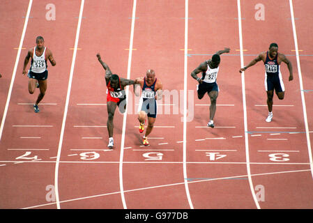 Maurice Greene remporte la finale de 100 m devant Bruny Surin(l) Et Dwain Chambers Banque D'Images