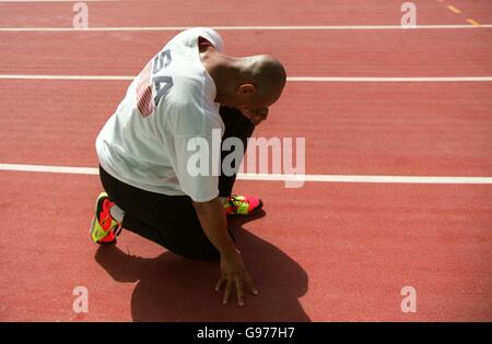 Athlétisme - Championnats du monde - Séville.Maurice Greene prend un moment pour prier avant les chaleurs du 200m Banque D'Images