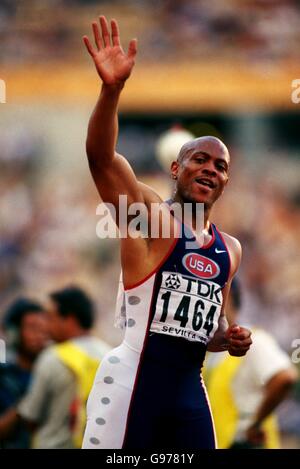 Maurice Greene s'est présenté aux fans sur ses genoux honneur après avoir remporté la finale de 200 m pour homme Banque D'Images