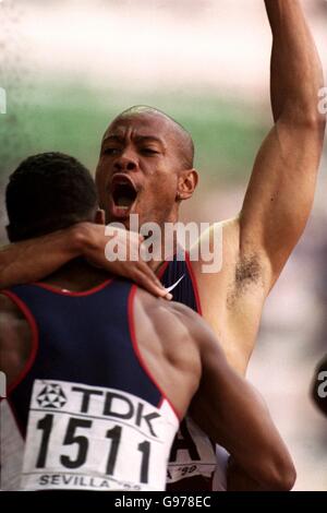 Athlétisme - Championnats du monde - Séville. Maurice Greene célèbre sa troisième médaille d'or Banque D'Images