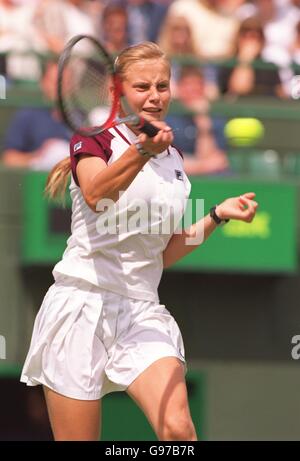 Tennis - Wimbledon.L'Australie Jelena Dokic en action contre Martina Hingis Banque D'Images