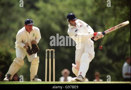 Cricket - NAT West Trophy 3e tour - Hertfordshire v Lancashire.Mike Watkinson, du Lancashire, est à la tête de ses 130 courses contre Hertfordshire Banque D'Images